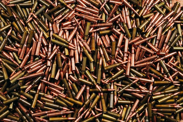 Разные боеприпасы на деревянном фоне. Концепция оружия — стоковое фото