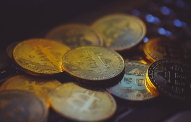 Dizüstü klavyede Bitcoin paraları. Kripto para birimi. Finans kavramı