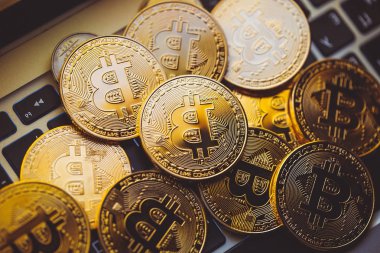 Dizüstü klavyede Bitcoin paraları. Kripto para birimi. Finans kavramı