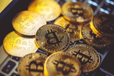 Dizüstü klavyede Bitcoin paraları. Kripto para birimi. Finans kavramı