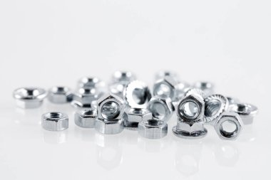 Beyaz arkaplanda metal fındık aracı.