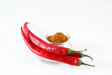 Kırmızı kırmızı kırmızı biber beyazda izole edilmiş..