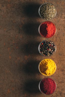 Farklı Baharatlar. Taş zemin üzerinde baharatlar.