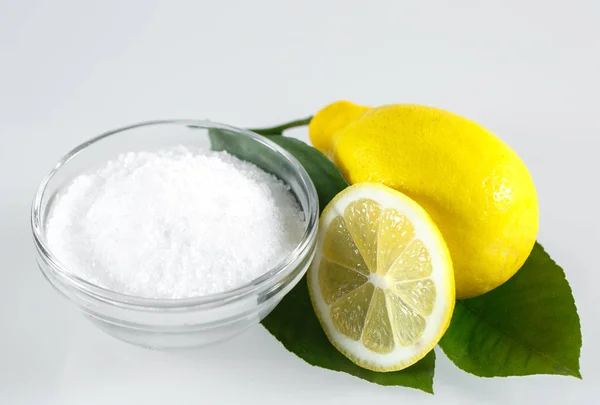 Acido di limone e frutti di limone sullo sfondo bianco. — Foto Stock