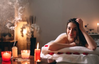 Spa, masaj. Genç, siyah saçlı güzel bir kız masaj bekliyor..