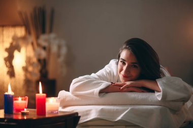 Spa, masaj. Genç, siyah saçlı güzel bir kız masaj bekliyor..