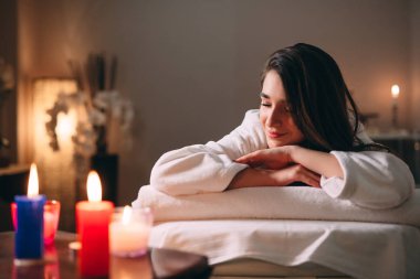 Spa, masaj. Genç, siyah saçlı güzel bir kız masaj bekliyor..