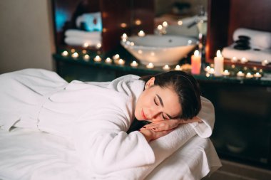 Spa, masaj. Genç, siyah saçlı güzel bir kız masaj bekliyor..
