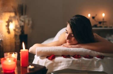 Spa, masaj. Genç, siyah saçlı güzel bir kız masaj bekliyor..