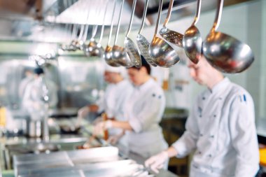 Modern mutfak. Aşçılar restoranın ya da otelin mutfağındaki ocakta yemek hazırlarlar. Mutfaktaki yangın..