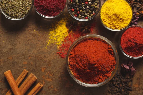 Paprika de tierra roja. Lugar para el texto. Diferentes tipos de especias en un tazón sobre un fondo de piedra. La vista desde arriba — Foto de Stock