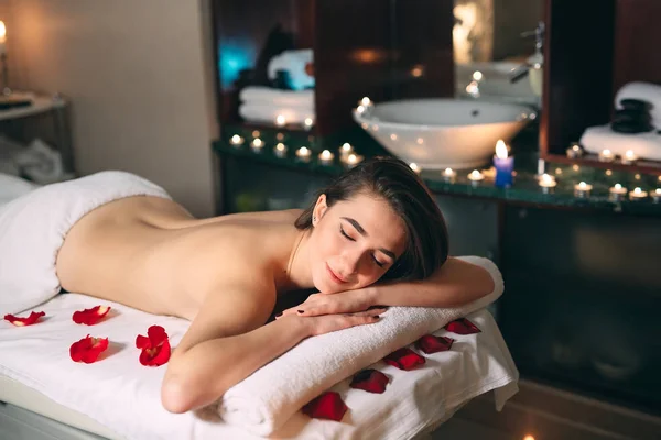 Spa, massage. A young dark-haired beautiful girl is waiting for a massage. — Stock Photo, Image