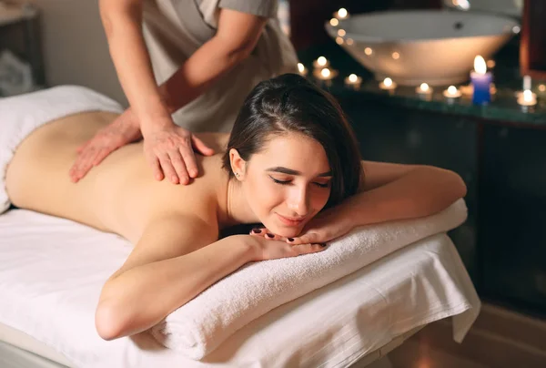 Spa, massaggi. Giovane dai capelli scuri bella ragazza facendo massaggio. — Foto Stock