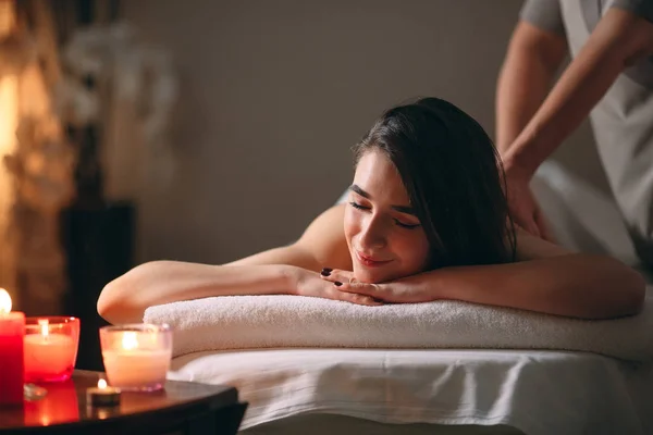 Spa, massagem. Jovem de cabelos escuros menina bonita fazendo massagem . — Fotografia de Stock