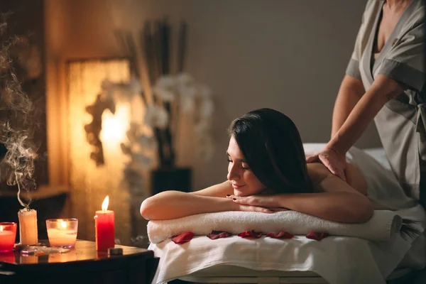 Spa, massage. Ung mörkhårig vacker flicka som gör massage. — Stockfoto
