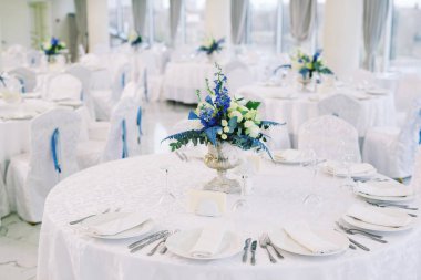 Düğün için hazırlanmış bir masa ya da başka bir akşam yemeği.