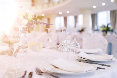 Düğün için hazırlanmış bir masa ya da başka bir akşam yemeği.