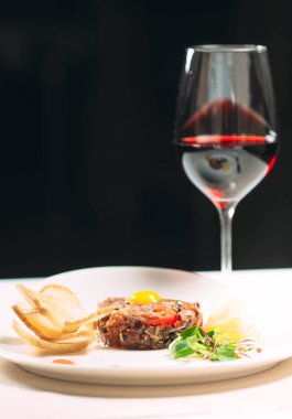 Beyaz bir tabak tabak tabak tabak tabak tabak restoranda Tartar çanak