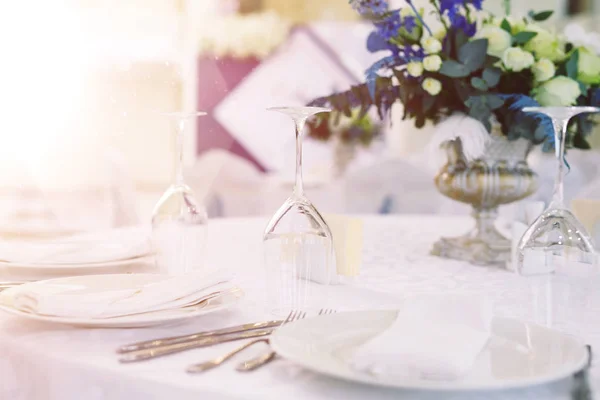 Столик на свадьбу или другой праздничный ужин — стоковое фото