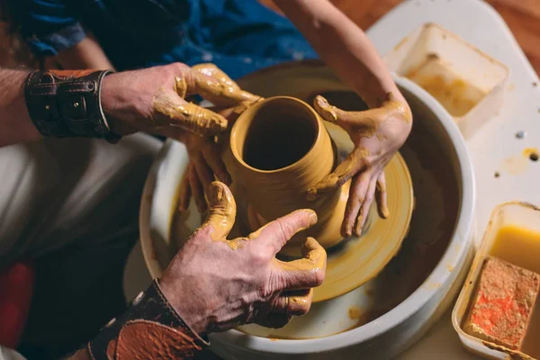 Taller de cerámica. El abuelo enseña cerámica a su nieta. Modelado de arcilla — Foto de Stock