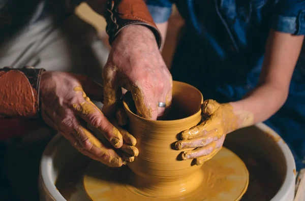 Pottery workshop. Grandpa teaches granddaughter pottery. Clay modeling — Stock Photo, Image