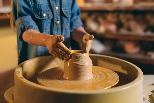 Taller de cerámica. Una niña hace un jarrón de barro. Modelado de arcilla — Foto de Stock