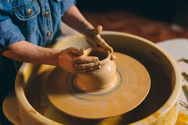 Töpferei. Ein kleines Mädchen stellt eine Vase aus Ton her. Tonmodellierung — Stockfoto