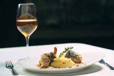 Beyaz bir tabak tabak tabak tabak tabak tabak restoranda Tartar çanak