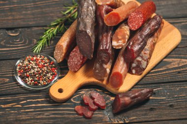 Tahtada farklı sosis ve et ürünleri var.