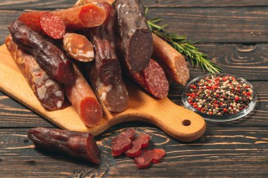 Tahtada farklı sosis ve et ürünleri var.