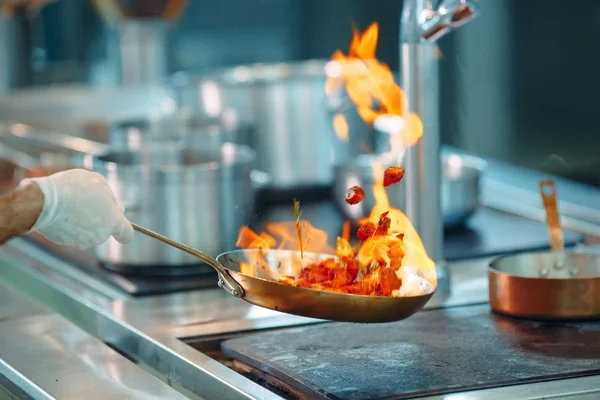 Chef kocht Gemüse in Wok-Pfanne. Oberflächlicher Dof. — Stockfoto