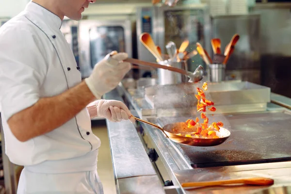 Kock matlagning grönsaker i wok pan. Grunt dof. — Stockfoto