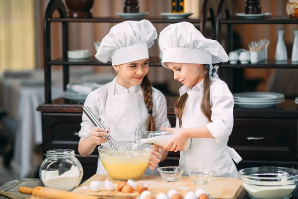 Lustige Mädchen Kinder bereiten den Teig in der Küche. — Stockfoto