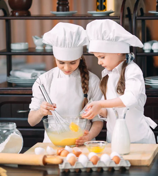 Lustige Mädchen Kinder bereiten den Teig in der Küche. — Stockfoto