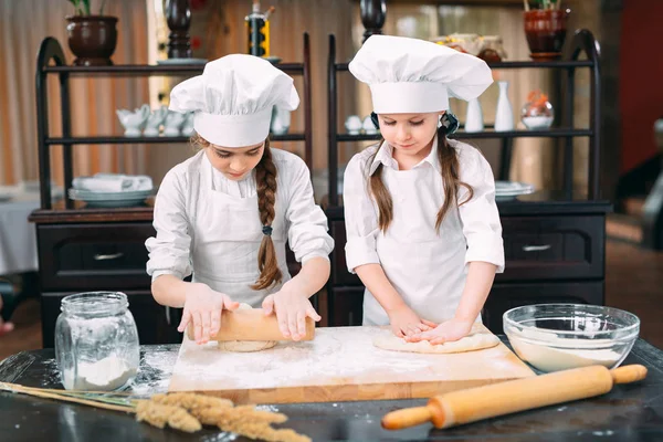 Chicas divertidas niños están preparando la masa en la cocina. — Foto de Stock