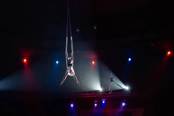 Flickor Aerial akrobatik i cirkus ring. — Stockfoto