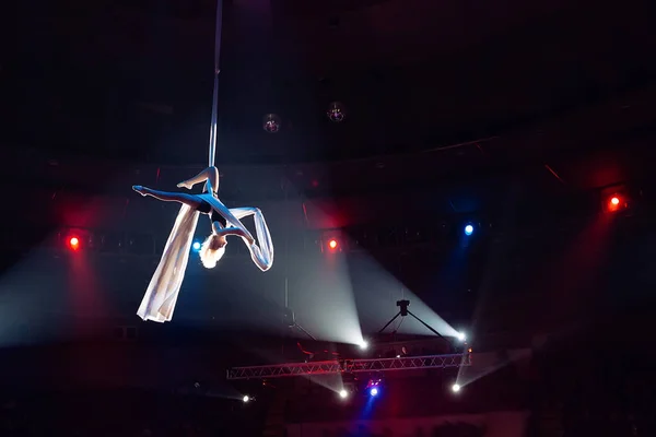 Chicas acrobacias aéreas en el anillo del circo . — Foto de Stock