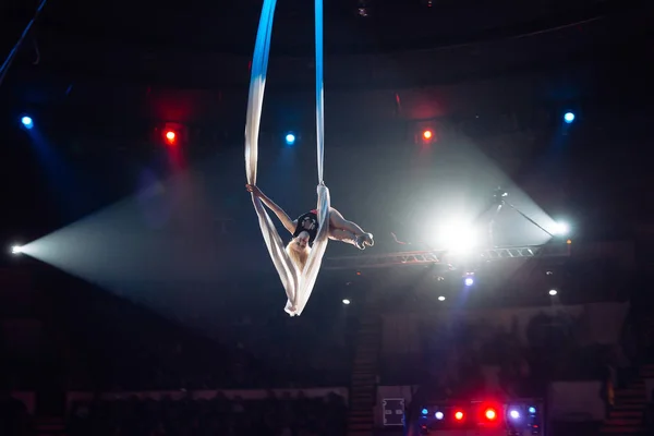 Chicas acrobacias aéreas en el anillo del circo . — Foto de Stock