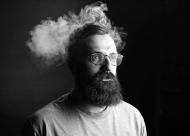 Kavram. Duman kafa adam sardı. Duman ile sakallı, şık bir adam portresi. İkinci el duman