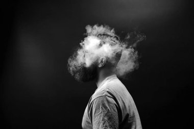 Kavram. Duman kafa adam sardı. Duman ile sakallı, şık bir adam portresi. İkinci el duman
