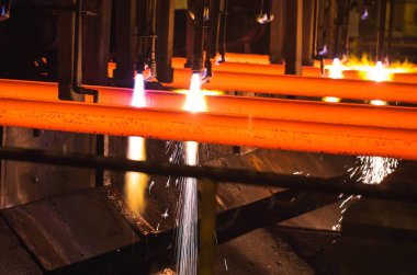 Meşale Kesmede Çelik Kütükler. Sıcak kütük çiçek sürekli döküm, ayrıca iplikçik döküm denir