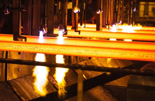 Meşale Kesmede Çelik Kütükler. Sıcak kütük çiçek sürekli döküm, ayrıca iplikçik döküm denir