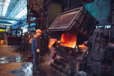 Metalurji fabrikasındaki çelik fabrikasında çalışanlar.