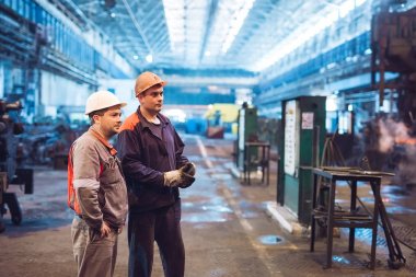 Metalurji fabrikasındaki çelik fabrikasında çalışanlar.