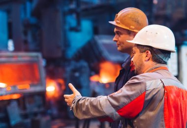 Metalurji fabrikasındaki çelik fabrikasında çalışanlar.
