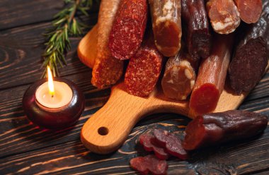 Tahtada farklı sosis ve et ürünleri var.