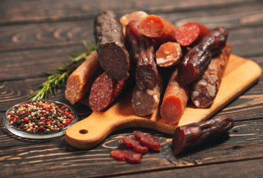 Tahtada farklı sosis ve et ürünleri var.