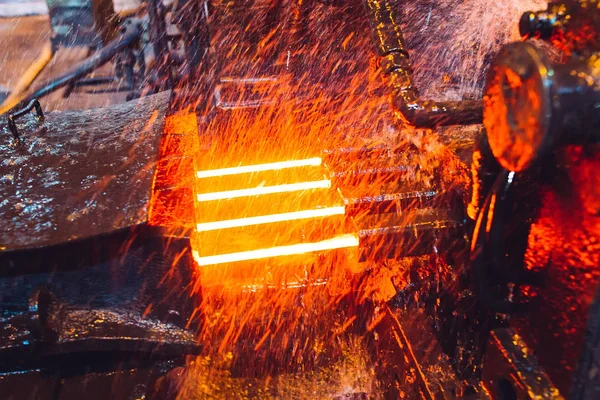 Horká ocel na dopravníku v ocelárně. — Stock fotografie
