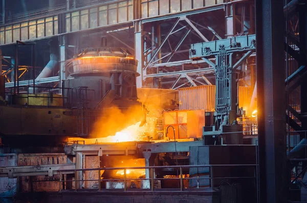 Гаряча сталь на конвеєрі в сталеливарному заводі . — стокове фото