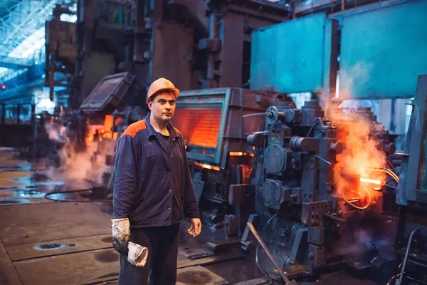 Trabalhadores da siderurgia na fábrica metalúrgica . — Fotografia de Stock